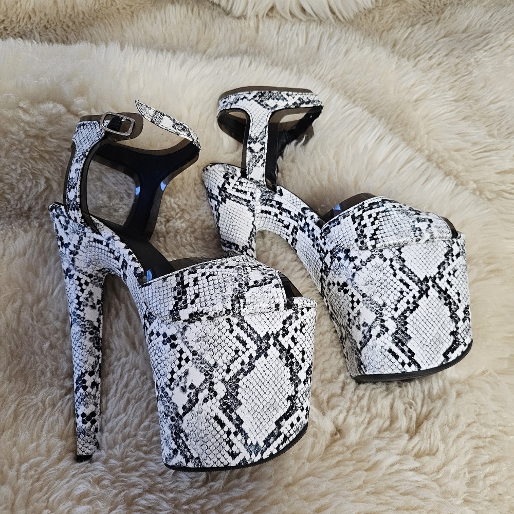 Hella Heels 8 Inch Heel- Size 9